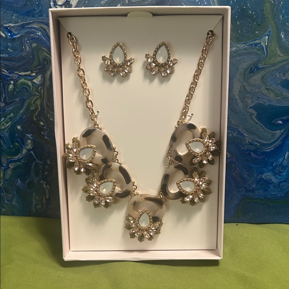 Necklace Stud Earrings Set Gold Toned Floral Design With Clear/Green Rhinestones